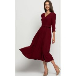 Sukienka midi z dekoltem w serek BIALCON. Sukienki BIALCON, bez wzorów, klasyczne, bez kołnierzyka, bez ramiączek, midi. Za 375.00 zł.