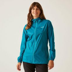 Kurtka przeciwdeszczowa z kapturem dla kobiet Regatta. Fioletowe kurtki sportowe Regatta, bez wzorów, z kapturem, trekkingowe. Za 129.99 zł.