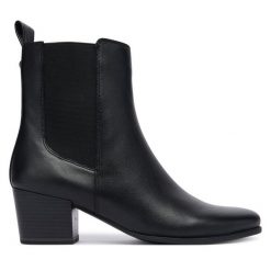 Botki Caprice. Czarne botki Caprice, bez wzorów, bez obcasa, na słupku, bez zapięcia. Za 489.99 zł.