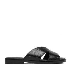 Klapki Lasocki. Czarne klapki Lasocki, bez wzorów, bez obcasa. Za 149.99 zł.