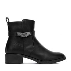 Botki DeeZee. Czarne botki DeeZee, bez wzorów, bez obcasa, na szpilce, bez zapięcia. Za 111.99 zł.