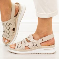 Beżowe skórzane sandały damskie Cambell 40330. Brązowe sandały Cambell, bez wzorów, z jeansu, casualowe, bez obcasa, na platformie, bez zapięcia. Za 219.00 zł.