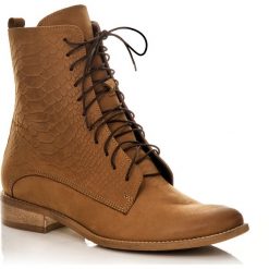 POLSKIE BOTKI KOWBOJKI NOWY MODEL DS 306 WZÓR SKÓRY ALIGATORA SKÓRA CAMEL. Brązowe botki CALZADO, bez wzorów, ze skóry, bez obcasa, bez zapięcia. W wyprzedaży za 359.99 zł.