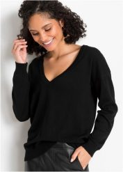 Sweter oversize z dekoltem w serek oversize. Czarne swetry bonprix, bez wzorów, bez ramiączek. Za 89.99 zł.