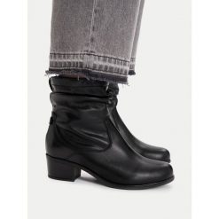 Botki Go Soft. Czarne botki GO SOFT, bez wzorów, bez obcasa, na słupku, bez zapięcia. Za 259.99 zł.