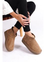 Trendyol Botki w kolorze jasnobrązowym rozmiar: 40. Brązowe botki Trendyol, bez wzorów, z materiału, bez obcasa, bez zapięcia. Za 131.12 zł.