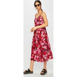 Vero Moda - Sukienka. Czerwone sukienki Vero Moda, na co dzień, m, bez wzorów, z materiału, casualowe, bez kołnierzyka, bez ramiączek, midi, proste. W wyprzedaży za 99.90 zł.