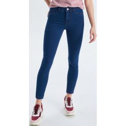Jeansy push up - Granatowy. Niebieskie jeansy Cropp, bez wzorów. Za 99.99 zł.