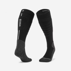 Skarpety narciarskie i snowboardowe dla dorosłych Wedze 100 Plus. Czarne skarpety WED'ZE, bez wzorów, z elastanu. W wyprzedaży za 24.99 zł.
