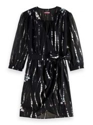 Scotch & Soda Sukienka w kolorze czarnym rozmiar: 38. Czarne sukienki Scotch & Soda, na co dzień, bez wzorów, bez kołnierzyka, bez ramiączek, mini, kopertowe. Za 207.39 zł.