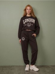 Bluza crewneck z napisem London - brązowy. Brązowe bluzy Sinsay, l, bez wzorów, bez kaptura. Za 39.99 zł.