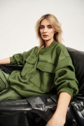 Bluza z dużymi kieszeniami i wiązaniem w pasie khaki. Brązowe bluzy MOODO, l, bez wzorów, bez kaptura. W wyprzedaży za 35.99 zł.