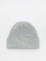 Czapka beanie z cekinami - jasnoszary. Szare czapki Reserved, bez wzorów. W wyprzedaży za 22.99 zł.