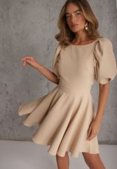 Beżowa Elegancka Sukienka z Bufiastymi Rękawami Odkrytymi Plecami i Wiązaniem Haritte. Brązowe sukienki Renee, l, bez wzorów, eleganckie, bez kołnierzyka, bez ramiączek, mini, kopertowe. Za 249.99 zł.