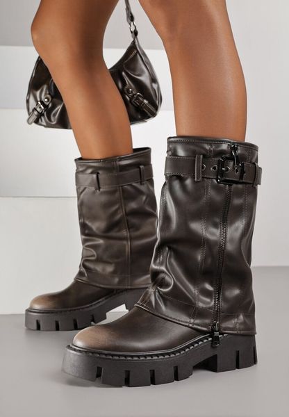 Brązowe Botki Biker z Wywiniętą Cholewką i Paskiem z Klamerką Versana. Brązowe botki Born2be, bez wzorów, z jeansu, bez obcasa, na płaskiej podeszwie, bez zapięcia. Za 129.99 zł.