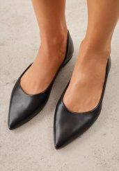 Czarne Balerinki ze Szpiczastymi Noskami w Eleganckim Stylu Lagenaria. Czarne baleriny Renee, bez wzorów, z jeansu, ze szpiczastym noskiem, bez obcasa. Za 59.99 zł.