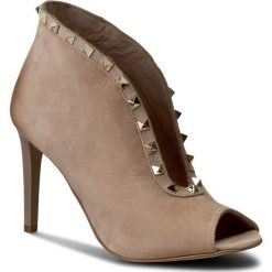 Szpilki CARINII - B3898 504-000-000-B16. Brązowe botki Carinii, z aplikacjami, z nubiku, eleganckie, bez obcasa, na obcasie, bez zapięcia. W wyprzedaży za 209.00 zł.