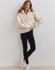 Damskie legginsy ocieplane z kieszeniami czarne. Czarne legginsy AIM'N, s, bez wzorów, z elastanu, z podwyższonym stanem, długie. Za 387.00 zł.