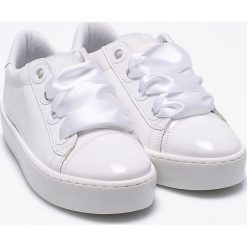 Guess Jeans - Buty. Białe obuwie sportowe Guess Jeans, z jeansu, bez zapięcia. W wyprzedaży za 289.90 zł.