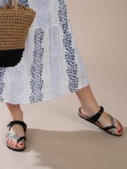 Sunbay Japonki "Tulipe" w kolorze srebrno-czarnym rozmiar: 37. Czarne klapki Sunbay, bez wzorów, z otwartym noskiem, bez obcasa. Za 136.13 zł.