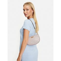 Torebka Guess. Czarne torebki klasyczne Guess, z aplikacjami, bez dodatków. Za 513.99 zł.