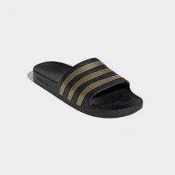 Klapki basenowe ADIDAS Adilette Aqua. Białe klapki Adidas, bez wzorów, z materiału, bez obcasa. Za 89.99 zł.