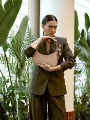 Lucky Bees Torebka "Monroe" w kolorze beżowym - 26 x 18 x 7 cm rozmiar: onesize. Brązowe torby na ramię Lucky Bees, bez wzorów, z materiału, na ramię, bez dodatków. Za 126.75 zł.