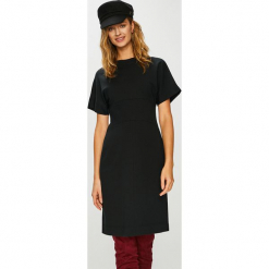Calvin Klein - Sukienka. Czarne sukienki Calvin Klein, na co dzień, bez wzorów, z dzianiny, casualowe, bez kołnierzyka, bez ramiączek, midi, dopasowane. W wyprzedaży za 539.90 zł.