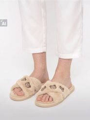 Pluszowe kapcie z haftem w misie - brązowy. Brązowe obuwie domowe Sinsay, bez wzorów, bez zapięcia. Za 25.99 zł.