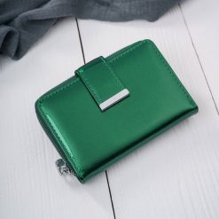 Portfel damski skórzany lakierowany mały zielony z RFID SP-26-GR. Zielone portfele bez wzorów, z lakierowanej skóry. Za 99.00 zł.