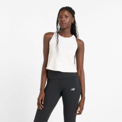 Koszulka damska New Balance WT51551LIT – biała. Białe bluzki New Balance, m, bez wzorów, z materiału, klasyczne, bez kołnierzyka, bez ramiączek. Za 109.99 zł.