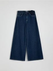 Jeansy wide leg z odpinaną broszką - granatowy. Niebieskie jeansy Reserved, bez wzorów. W wyprzedaży za 119.99 zł.