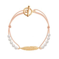 Bransoletka Martha na cienkim jasnoróżowym sznurku. Czerwone bransoletki Lilou, z perłą, pozłacane. Za 258.00 zł.