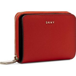 Mały Portfel Damski DKNY - Slgs-Bryant Park R462350203 Orange 800. Brązowe portfele DKNY, bez wzorów, ze skóry. W wyprzedaży za 289.00 zł.