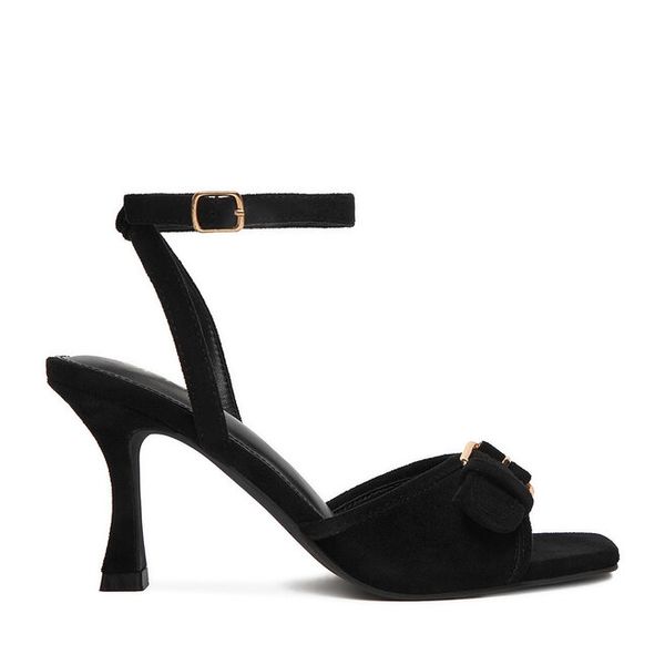 Sandały JENNY. Czarne sandały Jenny, bez wzorów, bez obcasa, na szpilce, bez zapięcia. Za 129.99 zł.