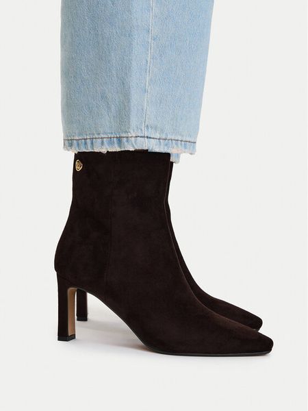 Nine West Botki EO-LB756192-1 Brązowy. Brązowe botki Nine West, bez wzorów, z materiału, bez obcasa, na słupku, bez zapięcia. Za 329.99 zł.