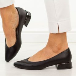 Czarne czółenka damskie na obcasie Vinceza 62280. Czarne czółenka VINCEZA, bez wzorów, ze skóry, bez obcasa, na obcasie, bez zapięcia. Za 169.00 zł.