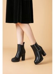 Foreverfolie Botki w kolorze czarnym rozmiar: 39. Czarne botki Foreverfolie, bez wzorów, bez obcasa, bez zapięcia. Za 130.99 zł.