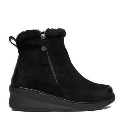 Botki Go Soft. Czarne botki GO SOFT, bez wzorów, bez obcasa, na koturnie, bez zapięcia. Za 259.99 zł.