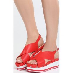 Czerwone Sandały Smitten. Czerwone sandały Born2be, bez wzorów, bez obcasa, na koturnie, bez zapięcia. Za 44.99 zł.