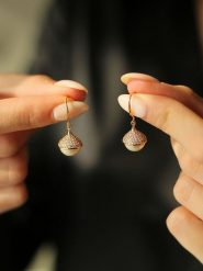 Pierres delicates Pozłacane kolczyki z perłami i cyrkoniami rozmiar: onesize. Białe kolczyki Pierres delicates, z cyrkonią, pozłacane, z zapięciem typu bigiel. Za 39.99 zł.