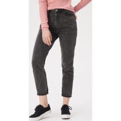 Jeansy moms - Czarny. Czarne jeansy Sinsay, bez wzorów. Za 59.99 zł.