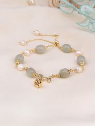 L'Atelier de Gaia Pozłacana bransoletka z jadeitem i perłami rozmiar: onesize. Szare bransoletki L'Atelier de Gaia, z jadeitem, pozłacane. Za 96.60 zł.