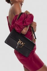 PINKO Czarna listonoszka Love One Classic DC. Czarne listonoszki Pinko, bez wzorów, ze skóry, klasyczne, bez dodatków. W wyprzedaży za 1,279.99 zł.
