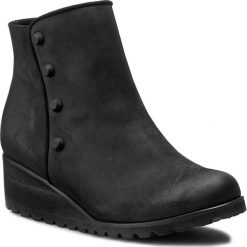 Botki EDEO - 2297-335/16 Czarny. Czarne botki Edeo, bez wzorów, z nubiku, bez obcasa, na obcasie, bez zapięcia. W wyprzedaży za 239.00 zł.