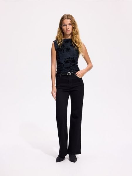 Jeansy flare comfort - czarny. Czarne jeansy Reserved, bez wzorów. Za 119.99 zł.