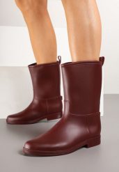 Bordowe Kalosze w Minimalistycznym Stylu Kaliris. Czerwone kalosze Born2be, z aplikacjami, z jeansu. Za 79.99 zł.