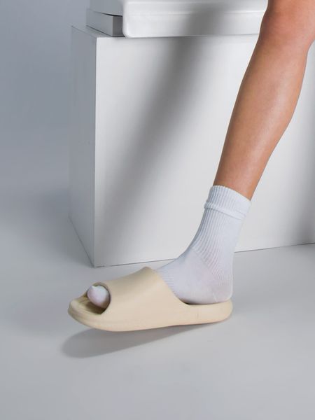 4F Klapki damskie 38. Czarne klapki 4f, bez wzorów, bez obcasa. Za 99.99 zł.