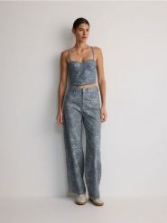 Jeansy wide leg z nadrukiem - jasnoszary. Szare jeansy Reserved, bez wzorów, z podwyższonym stanem. W wyprzedaży za 79.99 zł.