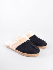Trendyol Kapcie w kolorze czarnym rozmiar: 40. Czarne obuwie domowe Trendyol, bez wzorów, bez zapięcia. Za 60.99 zł.